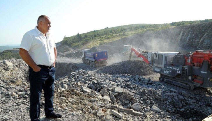 АПИ е подписала договор с държавното дружество "Автомагистрали", което ще възлага на фирми АПИ е подписала договор с държавното дружество "Автомагистрали", което ще възлага на фирми