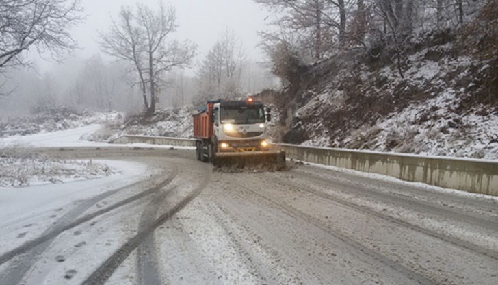 Само с вериги през проходите „Рожен“ и Пампорово Само с вериги през проходите „Рожен“ и Пампорово