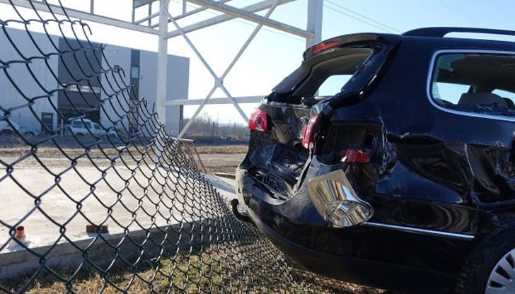 Колите са ударени с друг автомобил, който бил подкаран от непълнолетен