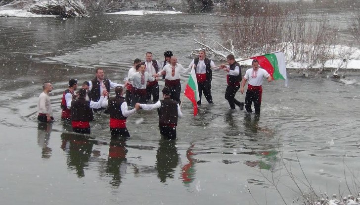 Смелчаци от Ценово, Долна Студена и Новград се надпреварваха да извадят кръста от реката