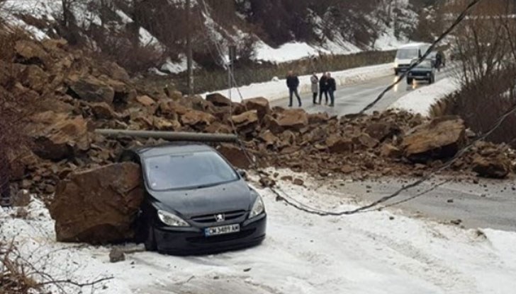 Земната маса, примесена с камъни, затвори пътя Смолян - Девин