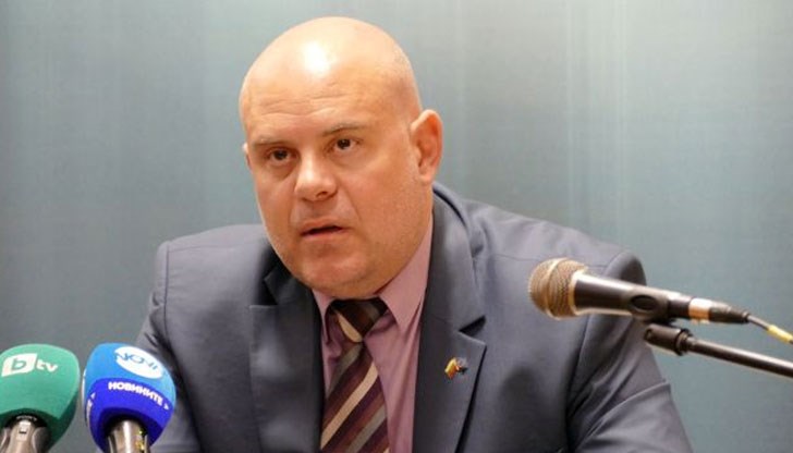 Определен кръг от лица, с определени адвокатски трикове, след фалита на банката искат този завод да не отиде при вложителите или при държавата, заяви прокурорът