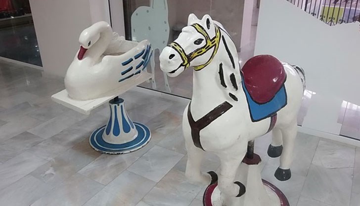 В Русенския музей дойде дарение от кон и лебед – столове, специално произведени за бръснарски салон в центъра на Русе
