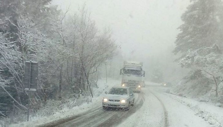 Основните пътни артерии в Солун са почистени, но властите препоръчват движението да става с вериги Основните пътни артерии в Солун са почистени, но властите препоръчват движението да става с вериги