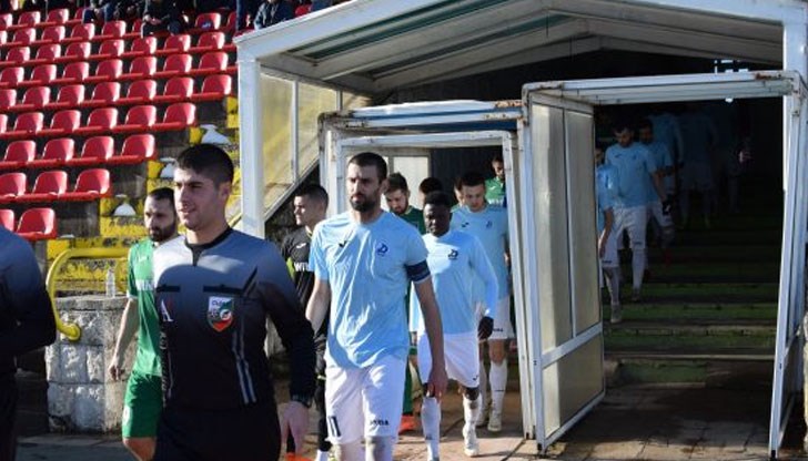 Мачът се игра на стадион „Христо Ботев“ във Враца