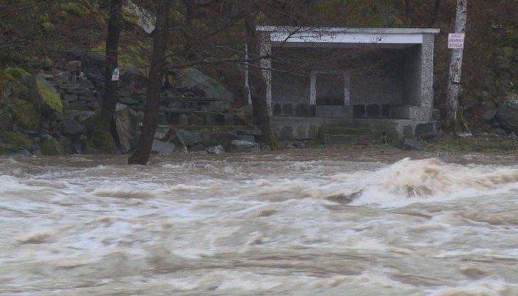 Реката заля мост, който е единствения път за седем села и махали
