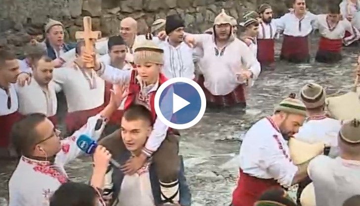 За първи път тази година уникалното мъжко хоро се изпълнява само от местните жители