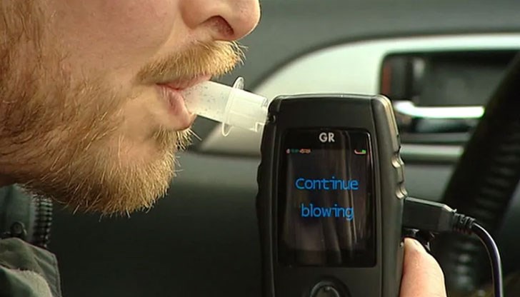 Духаме на дрегер, който само при нулеви резултати ще ни позволи да запалим автомобила, с който се движим