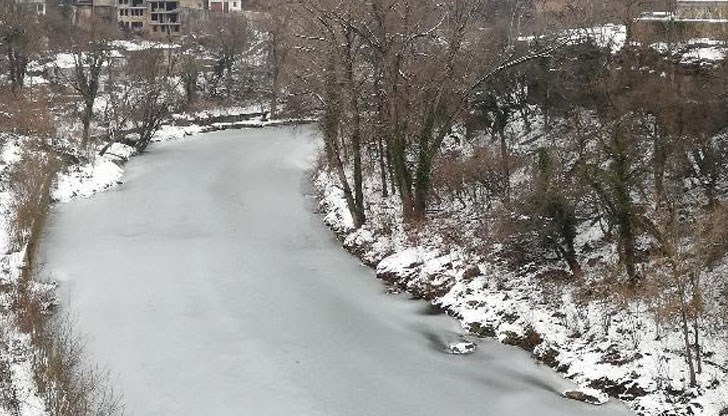 Минусовите температури през последните дни, снеговалежите, високата влажност на въздуха и мъглите вледениха реката в Търново