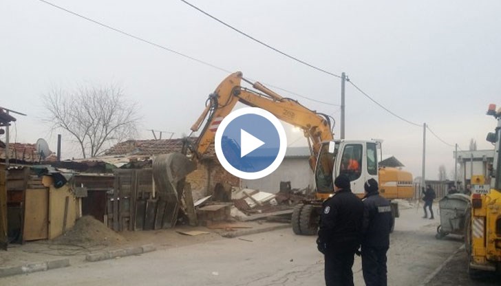 Ромите се върнаха в махалата, за да си приберат покъщнината