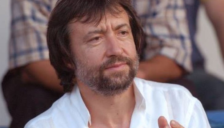 В кутия от натурален сок вкарали телефон на Банев в ареста