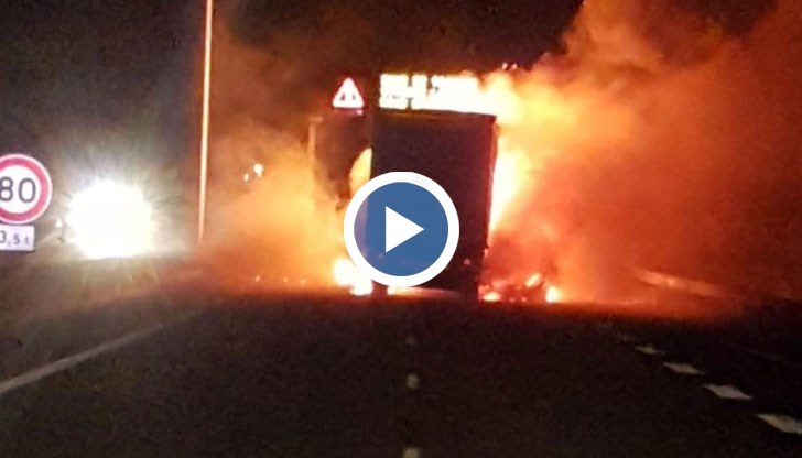 Камионът му изгоря при опит да премине през издигната от петдесетина мигранти преграда