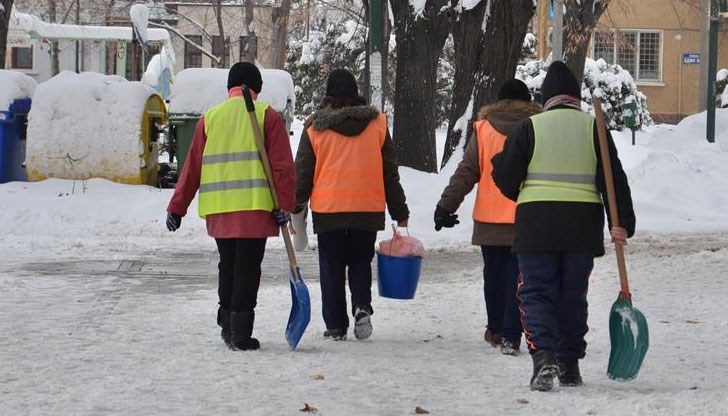 Работата на открито трябва да се преустанови при опасно ниски или високи температури, гръмотевични бури, обилен валеж, силен вятър и гъста мъгла Работата на открито трябва да се преустанови при опасно ниски или високи температури, гръмотевични бури, обилен валеж, силен вятър и гъста мъгла
