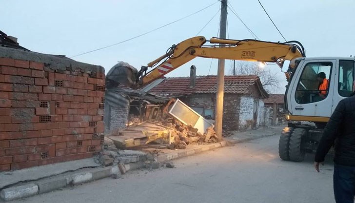 Първоначално бяха паянтови постройки с ограда. След това се направиха и тухлените постройки със съответните битови условия за живот. И това стана пред очите на властта до стигането на този проблем