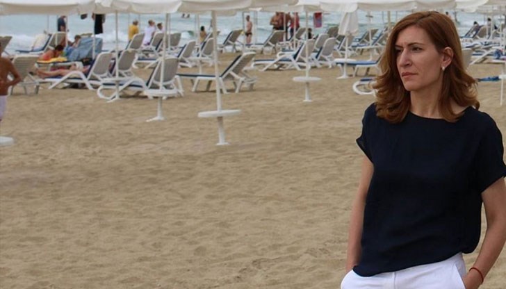 Това се закани министър Ангелкова след скандала с разораната дюна на къмпинг "Смокиня"