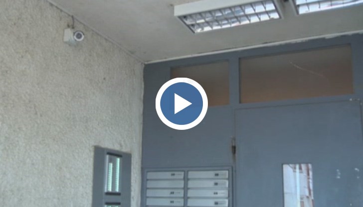 Това стана ясно, след като глобиха мъж заради поставяне на бутафорна камера до дома си