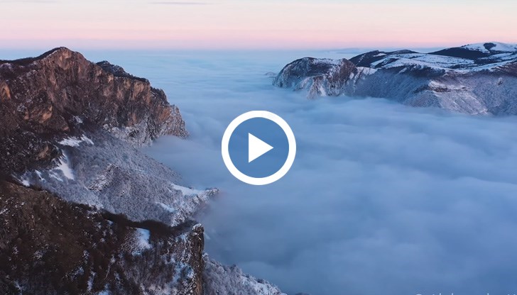 Природният феномен е рядка гледка. Мъглата минава през Балкана и му придава мистично излъчване