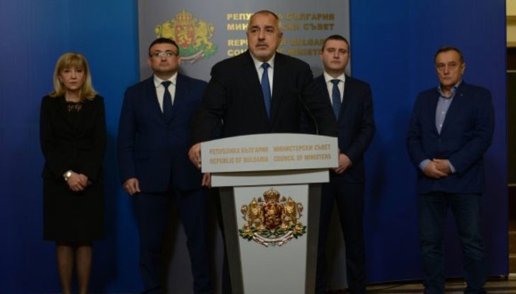 Окончателно убеди масовата публика, че нищо и никой няма значение, само Той е важен Окончателно убеди масовата публика, че нищо и никой няма значение, само Той е важен