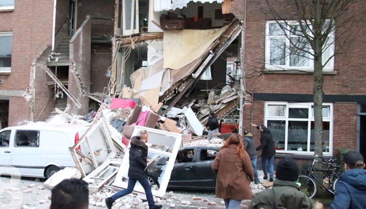 Специално обучени кучета претърсват руините за затрупани хора Специално обучени кучета претърсват руините за затрупани хора