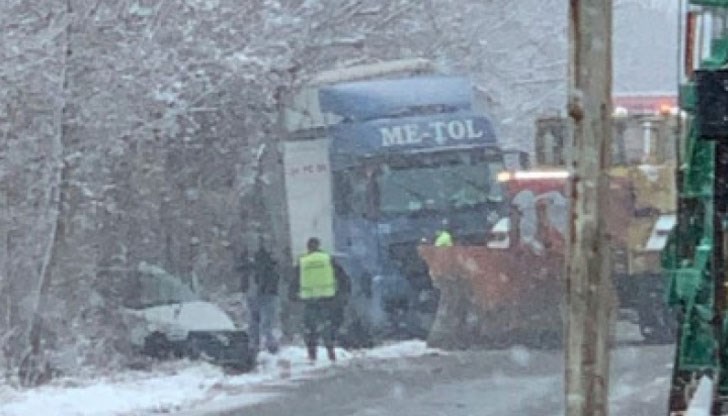 Ударили са се два ТИР-а и "Дачия", която е изхвърлена в канавката