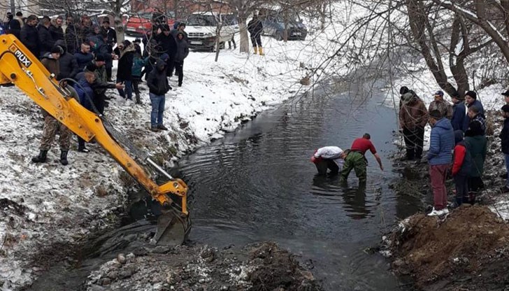 В ракитовското градче Костандово се наложи багер да разчиства тинята, за да се намери металния кръст
