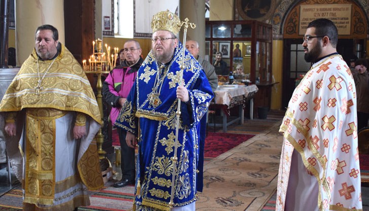 Негово Високопреосвещенство благослови миряните в храм „Св. Георги” за Ивановден