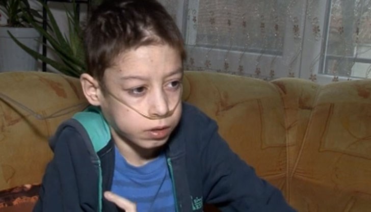 Момчето беше прикрепено денонощно към апарат, за да може да диша