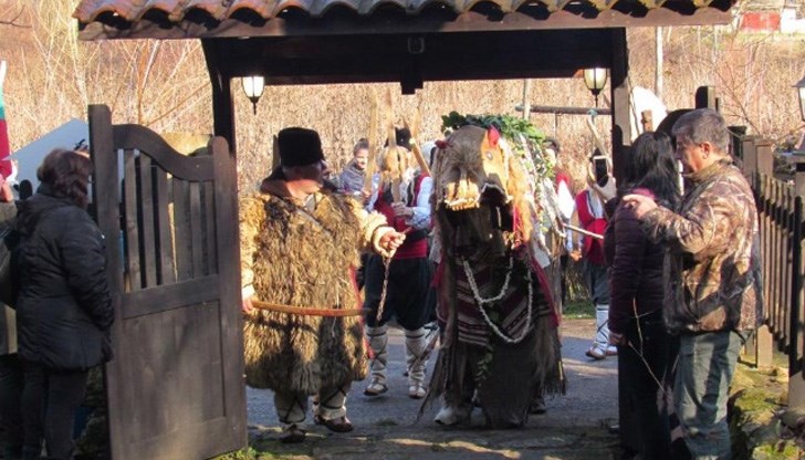 В ритуала "Джамал" участва и кметът на селото В ритуала "Джамал" участва и кметът на селото