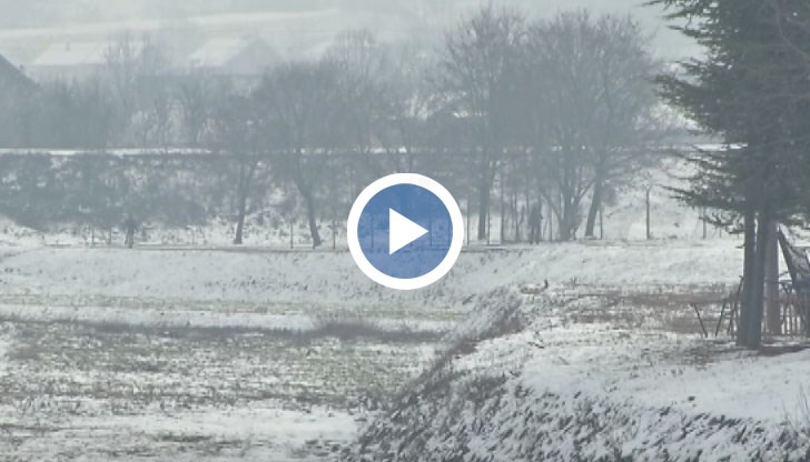 Синоптици издадоха предупреждение заради обилни снеговалежи, които обхванаха по-голямата част от балканската страна