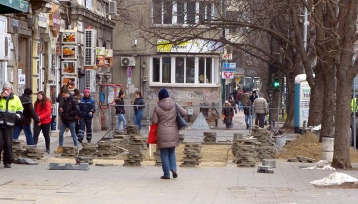 Работници подготвят пренареждането на тротоарните плочки по улица „Борисова“