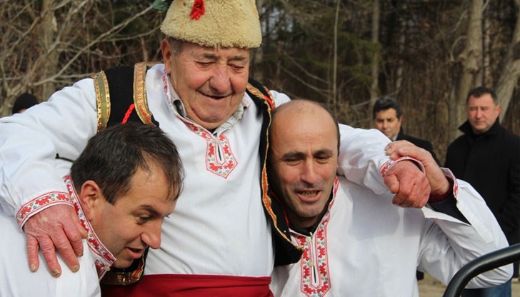 Началото на празника беше дадено от музикално шествие, което продължи до дома на Дядото на селото