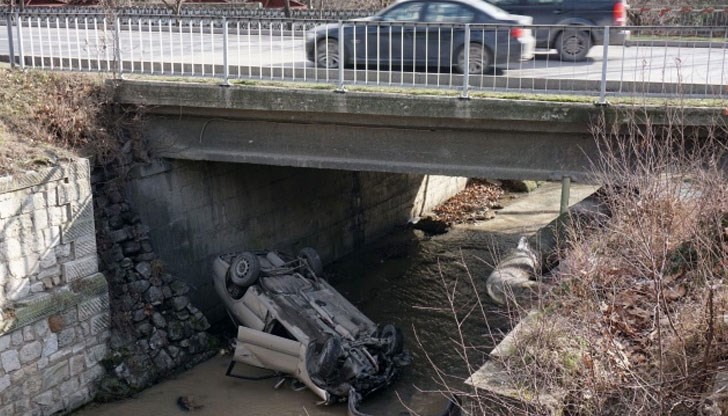 Автомобил е прелетял през предпазна ограда и е паднал по таван в Шокъровия канал
