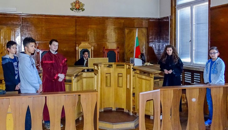 Осмокласници от ПГЕЕ „Апостол Арнаудов“ влязоха в ролята на участници в съдебен процес