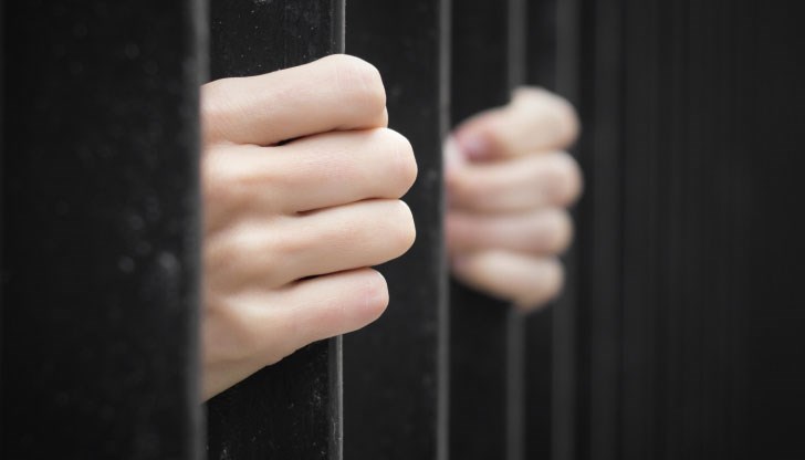 Арестуваният като член на банда за рекет полицай бил вкарвал в килията осъдени, които могат сега да му отмъстят Арестуваният като член на банда за рекет полицай бил вкарвал в килията осъдени, които могат сега да му отмъстят