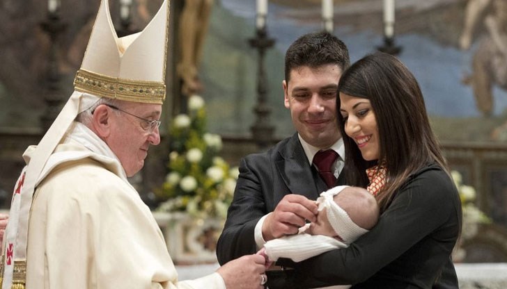 Сред плач и гукане Франциск каза на родителите, че те поемат нова важна роля по предаването на вярата на техните деца Сред плач и гукане Франциск каза на родителите, че те поемат нова важна роля по предаването на вярата на техните деца