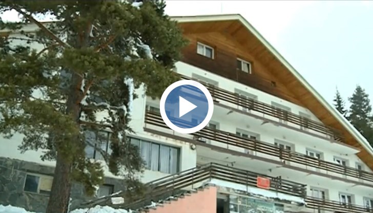 А на прохода „Превала” военнослужещи с тежка техника се опитват да пробият преспите, за да бъде пуснато движението