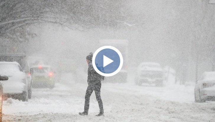 В части от страната натрупа около 1 метър сняг