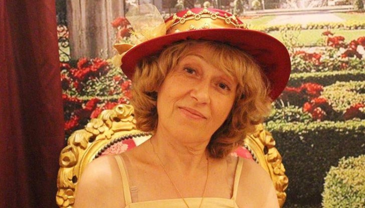 Заболяването прекъсва учителската кариера, няма право на ТЕЛК и преживява с инвалидната пенсия на съпруга ѝ Заболяването прекъсва учителската кариера, няма право на ТЕЛК и преживява с инвалидната пенсия на съпруга ѝ