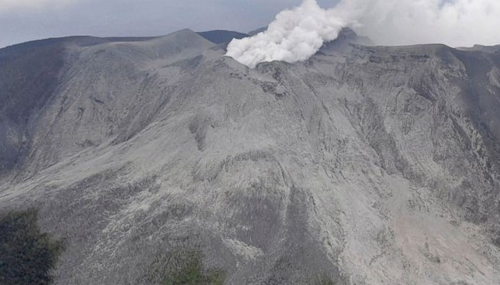 Вулкан, разположен на малък остров в Южна Япония, изхвърли днес скали и пепел на височина над 6 километра