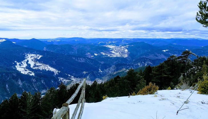 През целия ден температурите в област Смолян бяха отрицателни. Пътните служби са нащрек През целия ден температурите в област Смолян бяха отрицателни. Пътните служби са нащрек