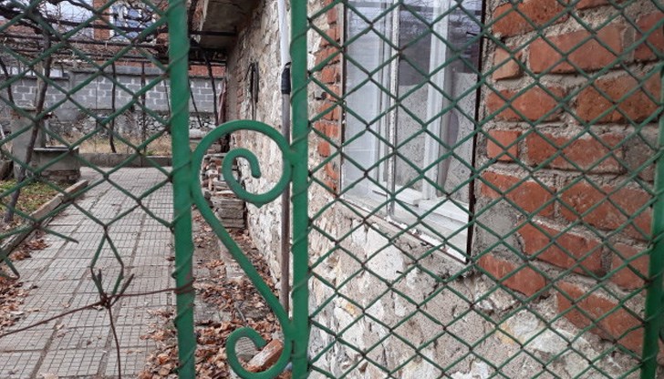 Пострадалият е със счупено ребро и прешлен и травма на главата