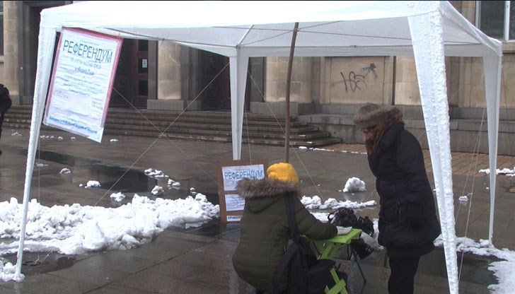 За по-малко от три месеца инициативният комитет успя да събере 15 000 подписа За по-малко от три месеца инициативният комитет успя да събере 15 000 подписа