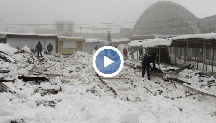 Покрив на уличен пазар се срути в Източна Украйна