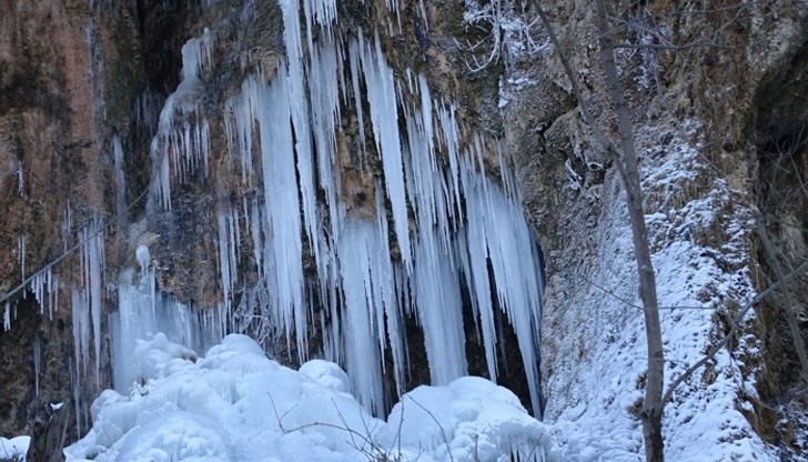 Водопадът край село Смоличано замръзна