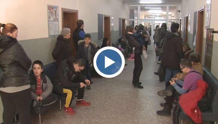 Болниците са пълни с пациенти с пневмония, напливът пред лекарските кабинети не спира