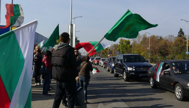 Колоната беше предвождана от полиция, която не допусна задръствания по възловите артерии на града