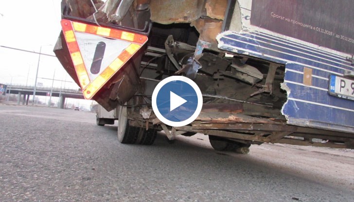 Лек автомобил удари автобус от градския транспорт