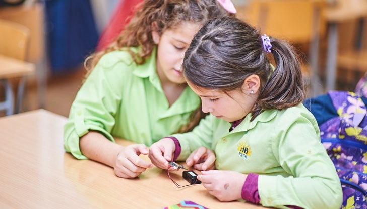 Деца 8 до 16 години се включиха в уроци по програмиране и роботика