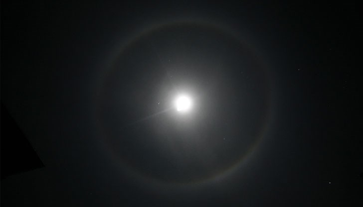 Явлението Хало е оптичен феномен, създаден от ледени кристали и образуващ цветни или бели дъги и други форми в небето