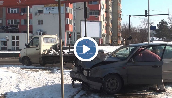 Два леки автомобила се блъснаха на кръстовището между булевардите "Христо Ботев" и "Цар Освободител"